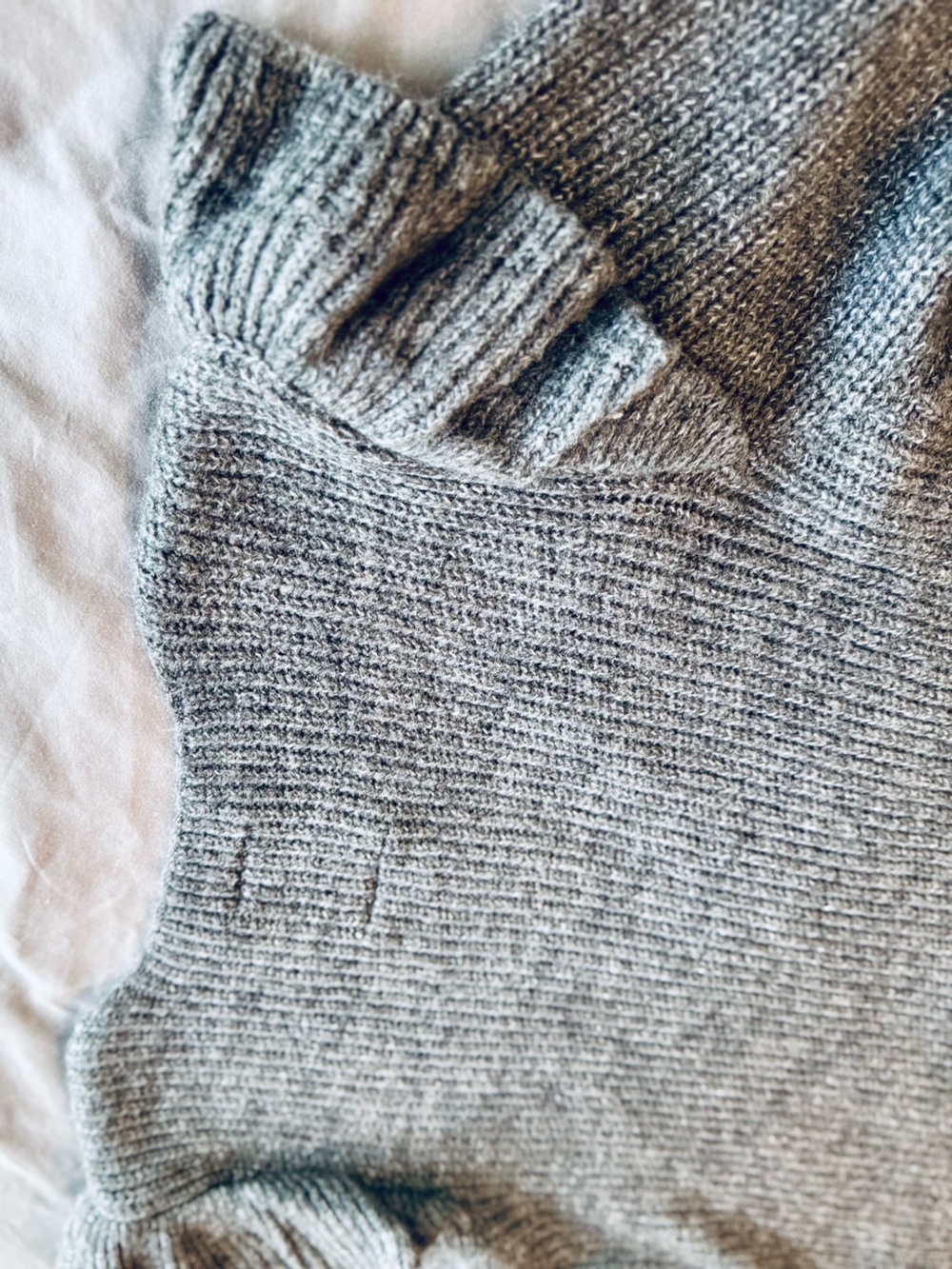 DAILY PRACTICE Grey Ruched V-Neck Puff-Sleeve Sweater w Center Tie - Picture 11 of 16